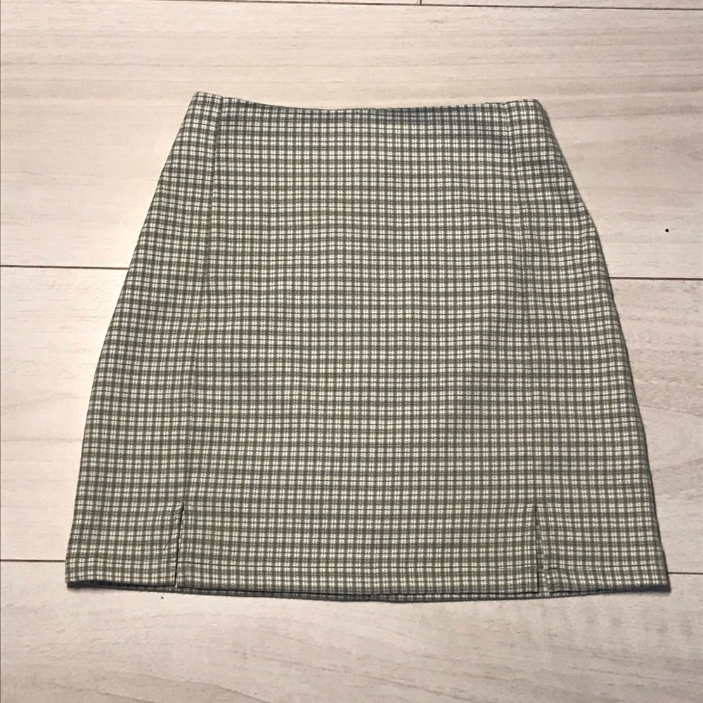 Plaid green skirt with slit on thighs